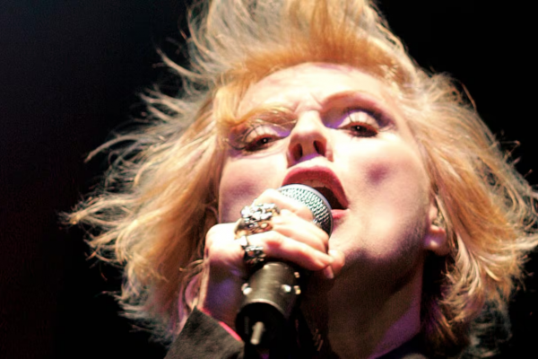 Blondie está de regreso con “Spectal Eyes” y anuncia nuevo disco después de nueve años