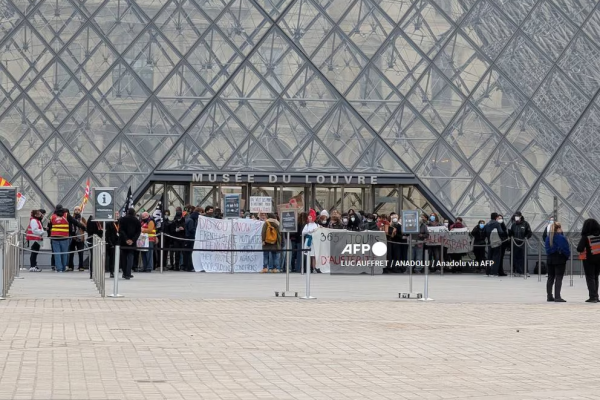 Estudiantes bloquean el acceso al museo del Louvre en apoyo a las protestas en Francia