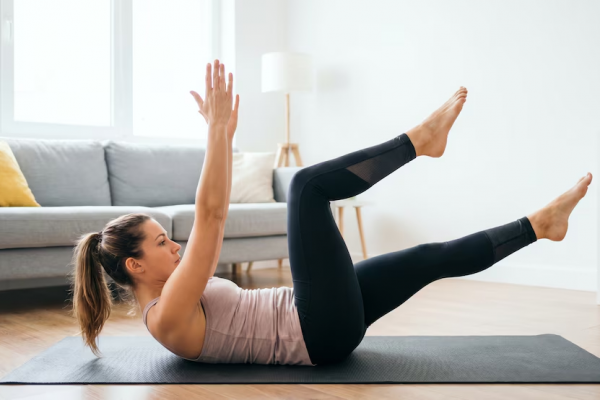 Cinco posturas de yoga que activan el core mejor que los abdominales clásicos: ayudan a ganar fuerza, equilibrio y movilidad