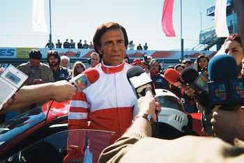 Entre Ferrari, Madonna y crisis política, Menem prepara su regreso