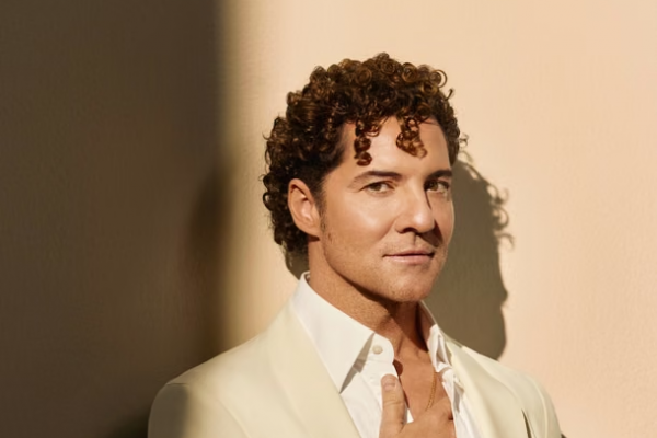 David Bisbal presenta «ETERNOS», el disco que recupera canciones inolvidables
