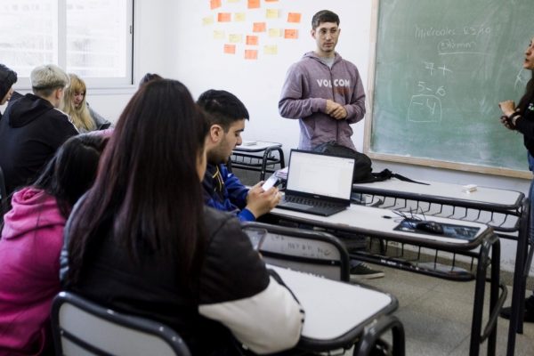 Solo 19 de cada 100 estudiantes argentinos llegan a los 15 años en tiempo y forma: Argentina queda séptima en América Latina