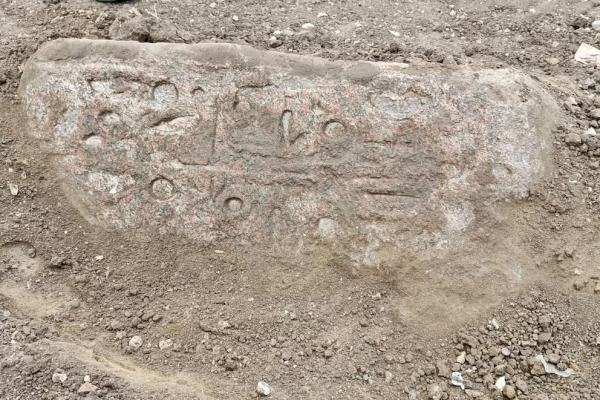 Por casualidad, un agricultor egipcio halló un bloque jeroglífico y permitió descubrir dos estatuas colosales atribuidas a Ramsés II en el delta del Nilo