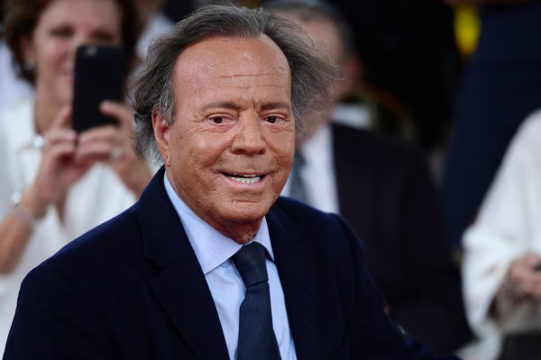 Revés para Julio Iglesias: un fiscal solicitó que se lo investigue por abuso sexual y explotación laboral