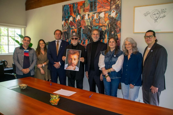 Entregaron el doctorado Honoris Causa a León Gieco en la Universidad Nacional del Oeste