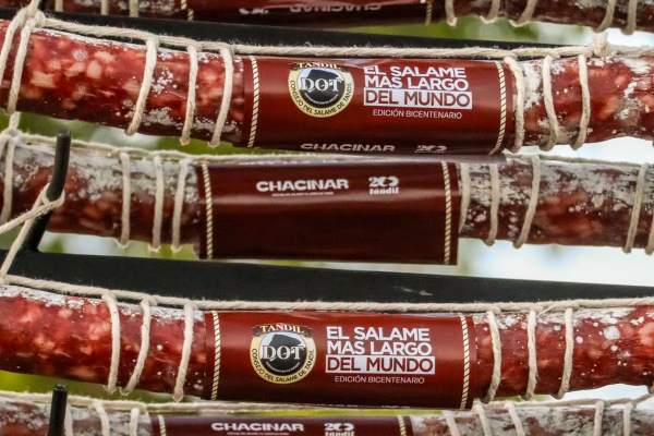 Más de medio kilómetro de salame en Tandil: la insólita competencia entre dos ciudades bonaerenses que no tiene techo