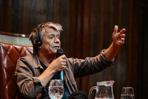 “Ser viejo me conviene”: Emmanuel Carrère deslumbró en FILBA con 10 definiciones sobre el oficio de escribir, el miedo y la vida