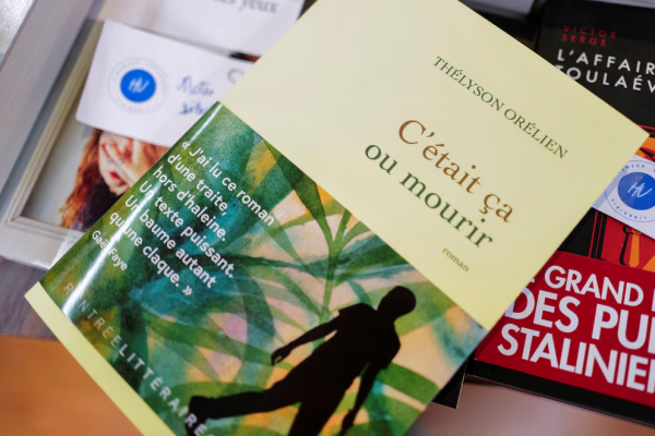 La novela francesa acusada de ser escrita con IA aumenta sus ventas y destrona a los bestseller