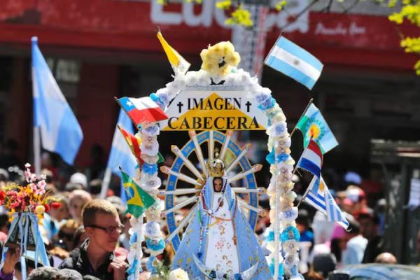 Récord en la Peregrinación a Luján: más de dos millones de fieles desafiaron la lluvia para llegar a la Basílica